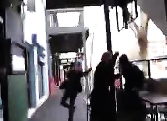 Attaqué par deux militants antifascistes, le journaliste Australien Andrew Bolt se défend sacrément bien