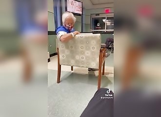 Ce vieux pervers ne peut s'empêcher de regarder ses pieds et la complimente !