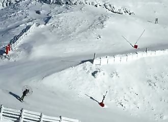 Une hélice de paramoteur pour remonter une piste de ski