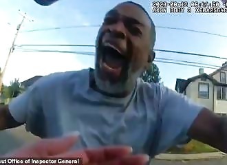 Une policière doit tirer sur un homme qui la frappe avec un marteau