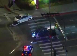 Lors d'une course-poursuite, un automobiliste veut franchir une intersection comme dans les films