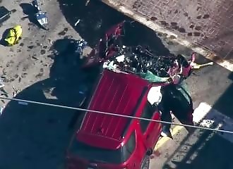 Une voiture veut passer avant un bus scolaire et entre brutalement en collision avec celui-ci