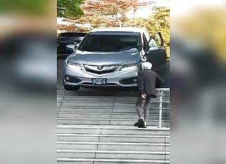 Canada : prise au piège, une automobiliste est contrainte de descendre un escalier
