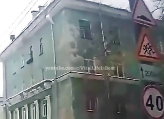 Manquer de se faire tuer par un bloc de glace