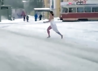 Nue dans la neige, elle court et saute sous une voiture 