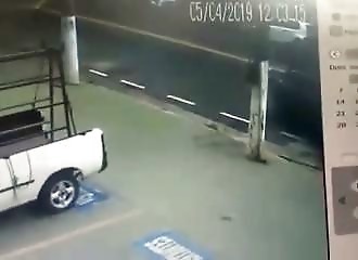 Des voleurs en moto se font brutalement surprendre par un automobiliste