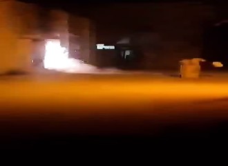 Un homme utilise de l'eau pour éteindre un feu électrique (Yémen)