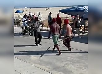 Une bagarre entre sans-abris bizarre sur Venice Beach