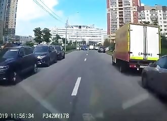 Une fille veut traverser la route sans regarder et se fait renverser par une voiture