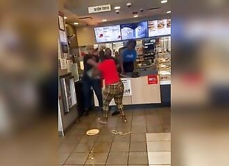 Elle attaque une équipe d'employés de Mc Donald et se fait recevoir comme il se doit