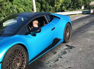À 11 ans seulement, cet enfant sait conduire, pilote une Lamborghini et concourt à une course…