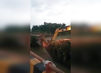 La destruction d'un pont tourne mal