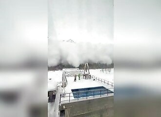 Une avalanche se dirige vers nous, continuons à filmer !