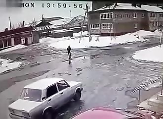 Russie : Une automobiliste voit son ex-mari dans la rue, elle ne peut s’empêcher d’appuyer sur l’accélérateur !