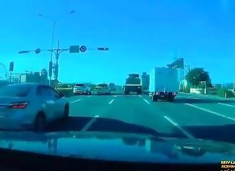 Un automobiliste se fait percuter par une voiture sortie de nulle part