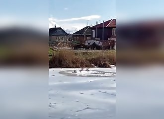 Des riverains sauvent des enfants tombés dans un lac gelé (Russie)