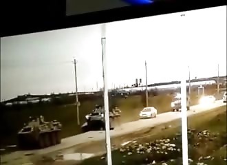 Un automobiliste idiot essaie de doubler un convoi de blindés et le paye cher (Russie)