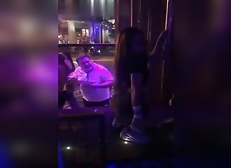 Un touriste américain dans le quartier rouge à Amsterdam
