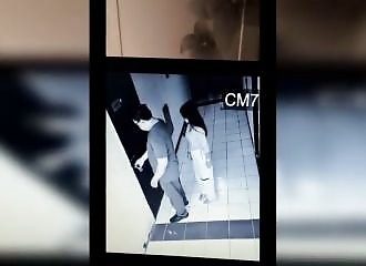 Il rentre avec une femme dans une chambre d'hôtel, mais ressort seul avec une valise