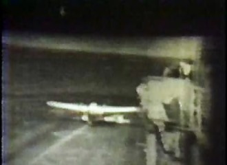Une grosse vague s’abat sur un avion qui décolle d’un porte-avion