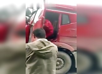 Un gigantesque rocher tombe sur un camion-citerne (Chine)