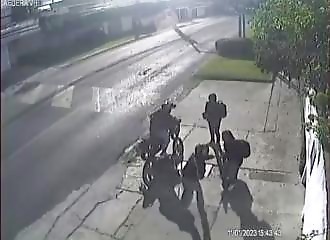 Two thieves go after the wrong person!