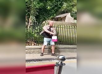 Un homme se fait braquer en pleine rue ( Pays de Galles)