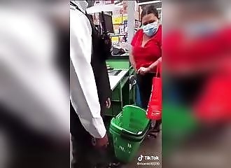 Surprise en train de voler, elle déballe tout ce qu'elle a dérober !