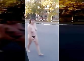 Russie : en slip et les seins en l’air, elle s’attaque à un bus dans la rue