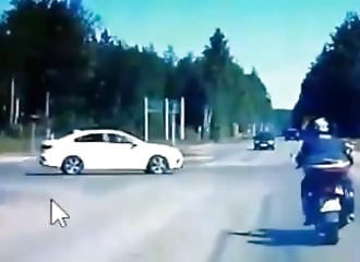 Un motard s’en prend à un automobiliste et se fait détruire par le karma (Russie)