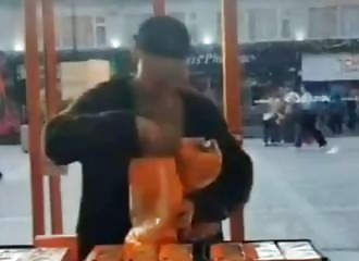 Shocking moment: a shoplifter leaves a bakery with an enormous amount of food, just a few meters from a police station