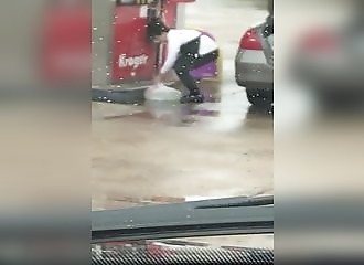 Une femme transforme sa voiture en bombe ambulante
