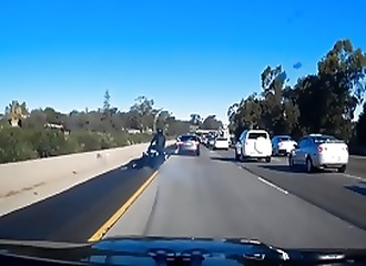 Un motard fait une très impressionnante chute sur une autoroute