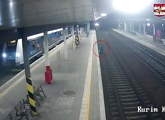 Il se fait percuter violemment par un train (Public averti)