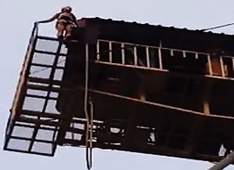 Elle fait du saut à l’élastique, sans l’élastique…