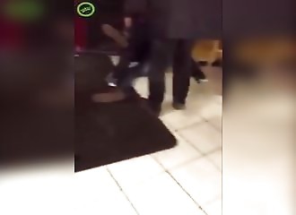 Deux hommes ivres foutent le bordel dans un restaurant et se font copieusement laminer