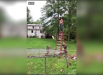 Sauter sur un trampoline de fils barbelés, forcément une mauvaise idée !