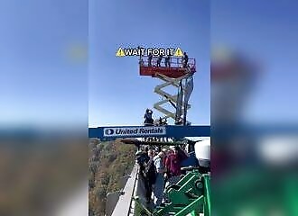 Enorme fail lors d'un saut collectif en base jump 
