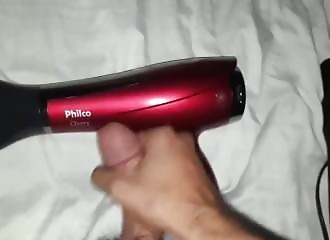 Ce mec adore son sèche cheveux, et le prouve !