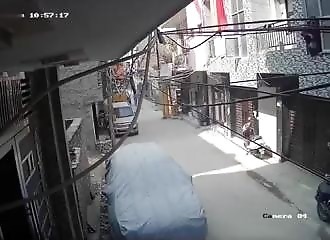 Du haut de sa fenêtre, il tombe directement dans le camion à ordures
