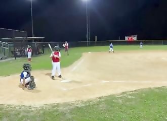 Des enfants jouant au baseball courent pour leur vie lors d'une fusillade