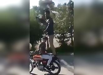 Il fait un selfie debout sur une moto, ça tourne mal