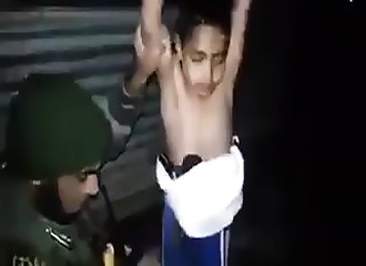 Un soldat désamorce une ceinture d’explosifs sur un enfant kamikaze de 7 ans (Irak)