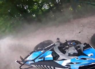 Royaume-Uni : un motard se fait surprendre par une barrière