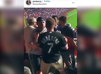 Un fan des White sox de Chicago se prend un coup de poing vicieux lors d'un match
