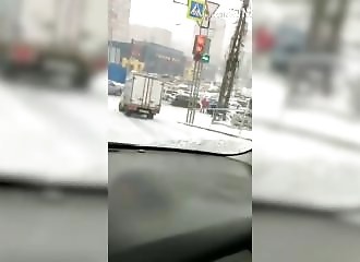 Russie : un homme sauve la vie d'une fille qui vient de chuter sur la chaussée verglacée