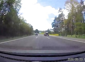 Un automobiliste perd le contrôle de sa voiture à cause de sa remorque et part percuter un autre véhicule