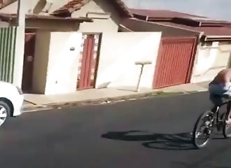 Un motard se fait faucher par un cycliste