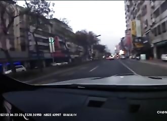 Un chauffeur de taxi s’amuse rouler comme un malade et finit par le regretter (Chine)
