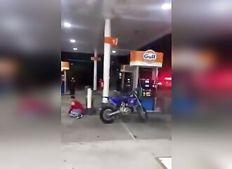 Malgré la protection de la police, un homme se fait percuter par le membre d'un gang en quad